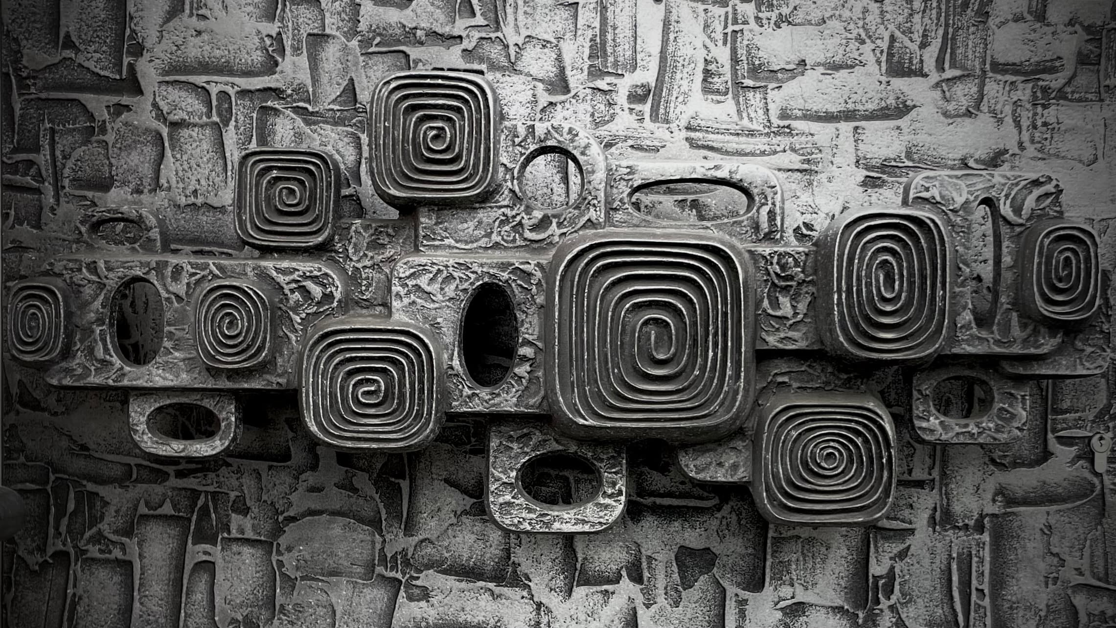 Reliefwand aus ineinandergreifenden Spiralen