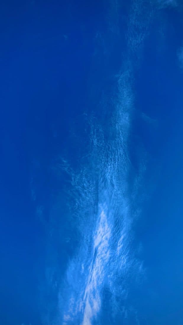 Tiefblauer Himmel, durch den ein breites Band feiner Federwolken zieht