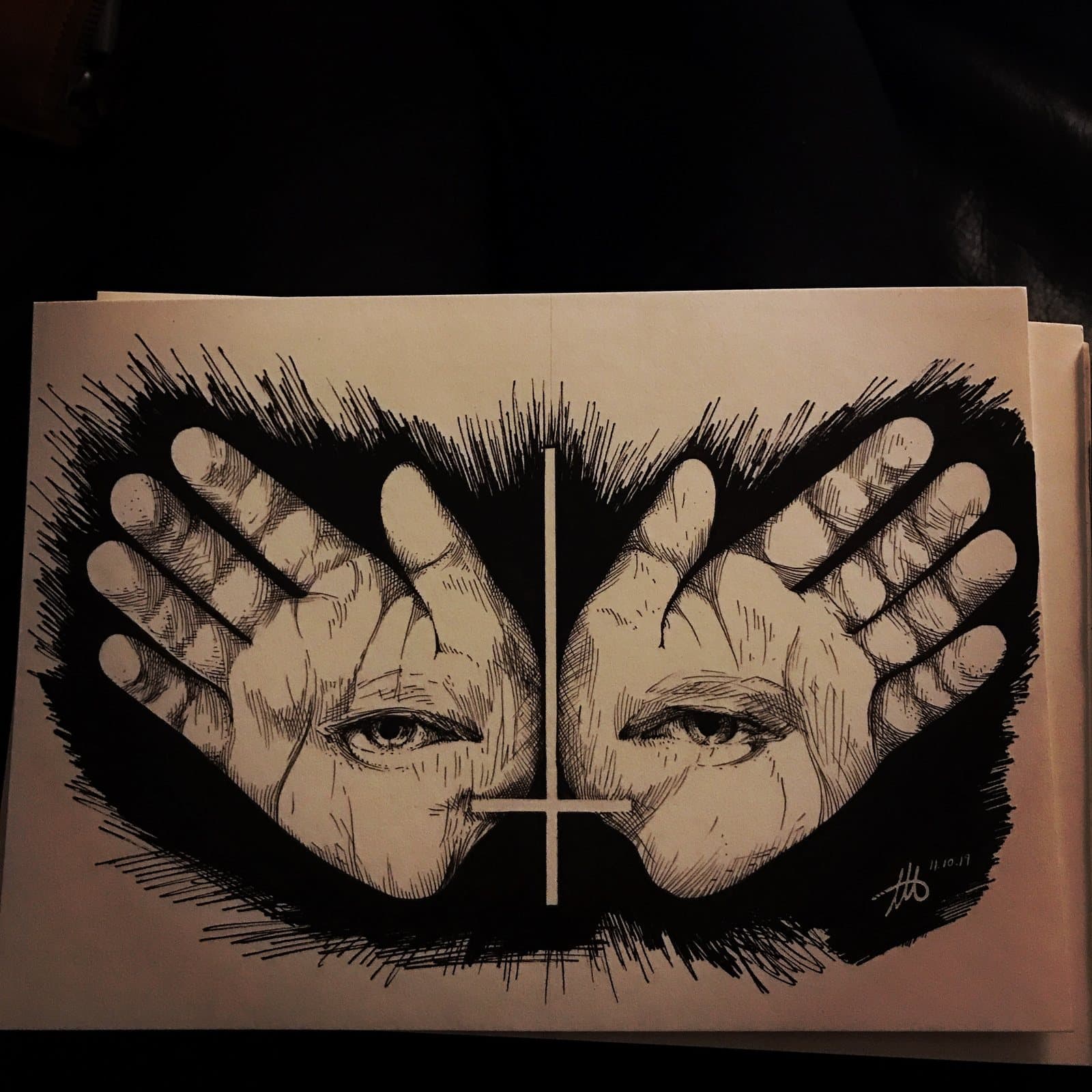 Zwei offene Hände mit je einem Auge in der Handfläche, dazwischen ein umgedrehtes Kreuz, umgeben von schwarzen Pinselstrichen
