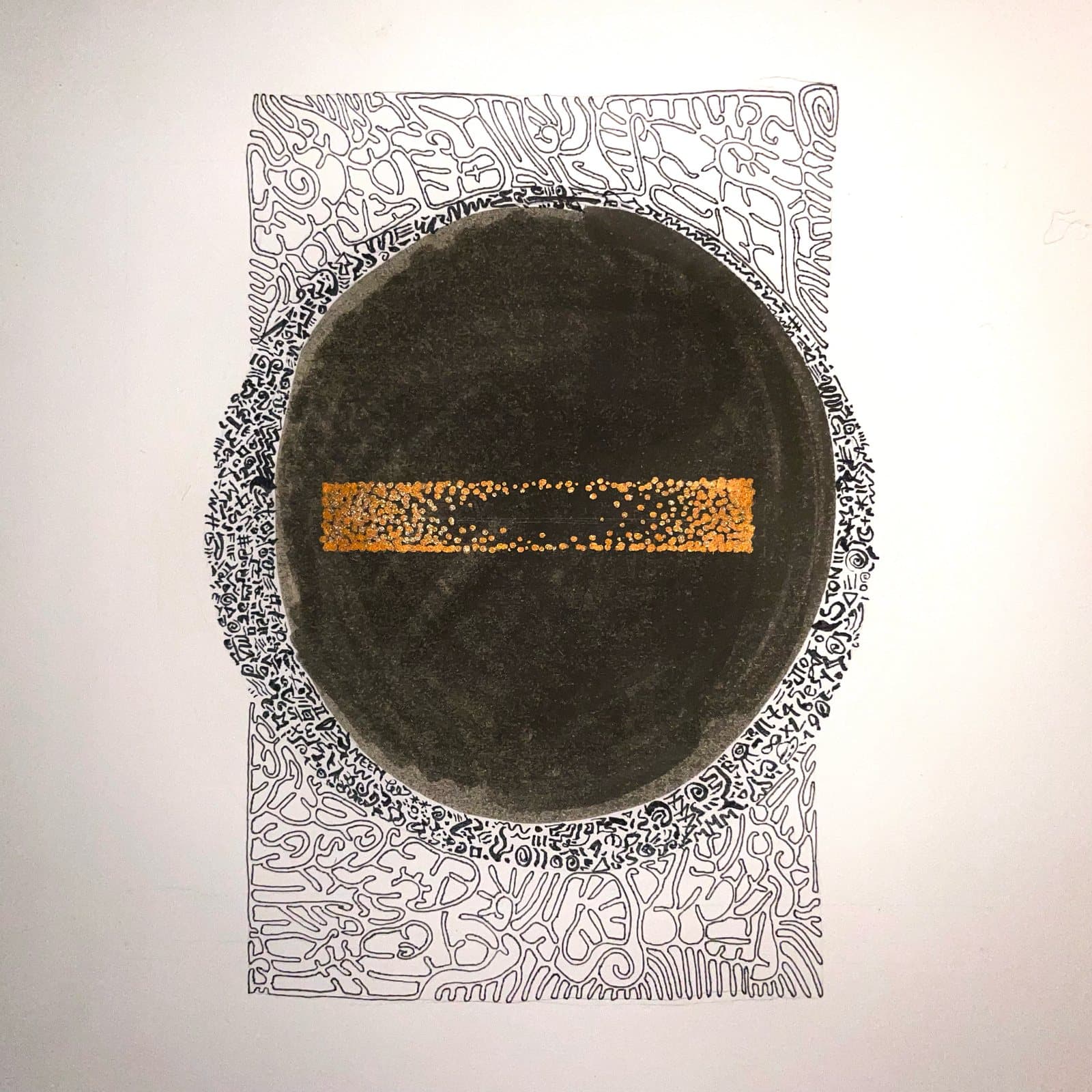 Eine dunkle Scheibe mit einem goldenen Streifen in der Mitte, ringsum dichte, labyrinthartige Linien in schwarzer Tusche