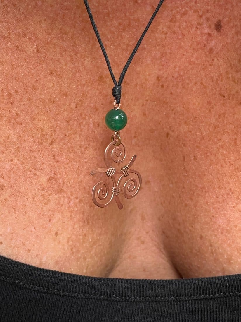 Am Hals getragen, seitlich fotografiert: die Rückseite der Spiralen mit den Wicklungen liegt auf der Haut