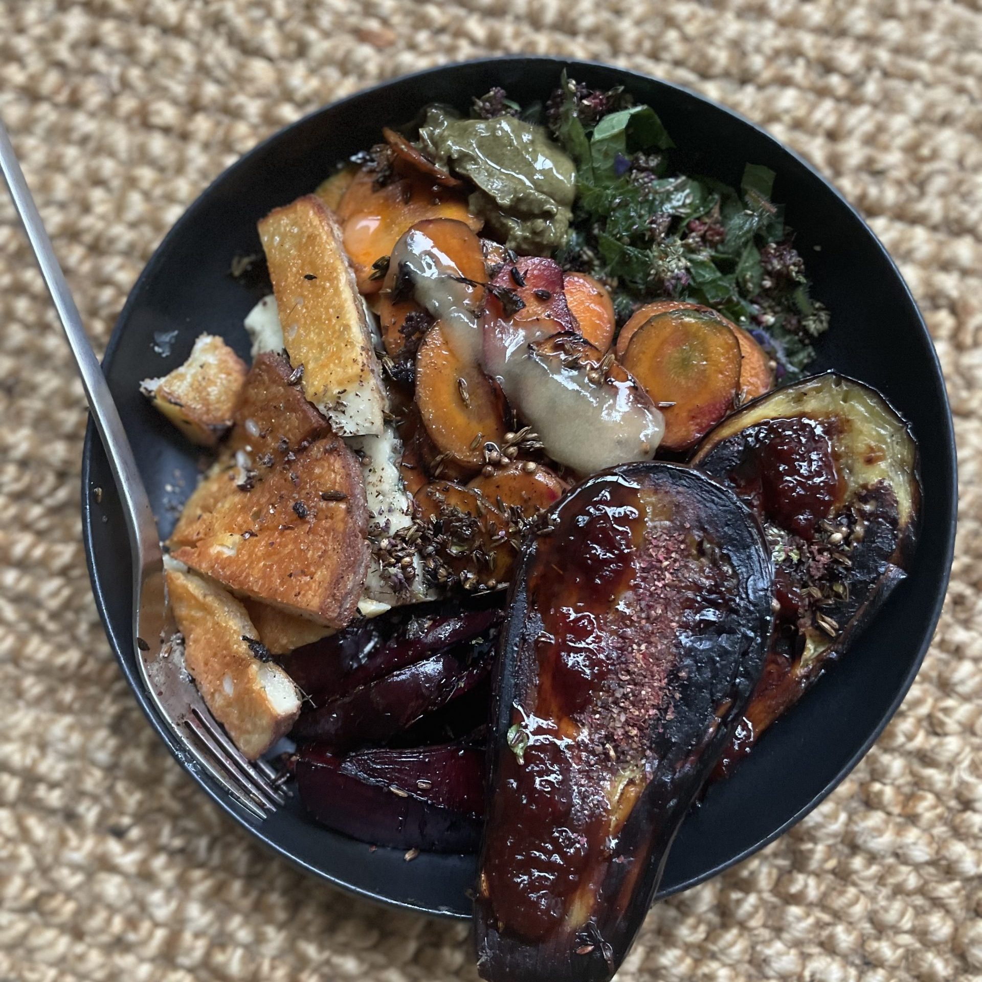 Aubergine mit Grillkäse, Karotte und Paprikamarmelade