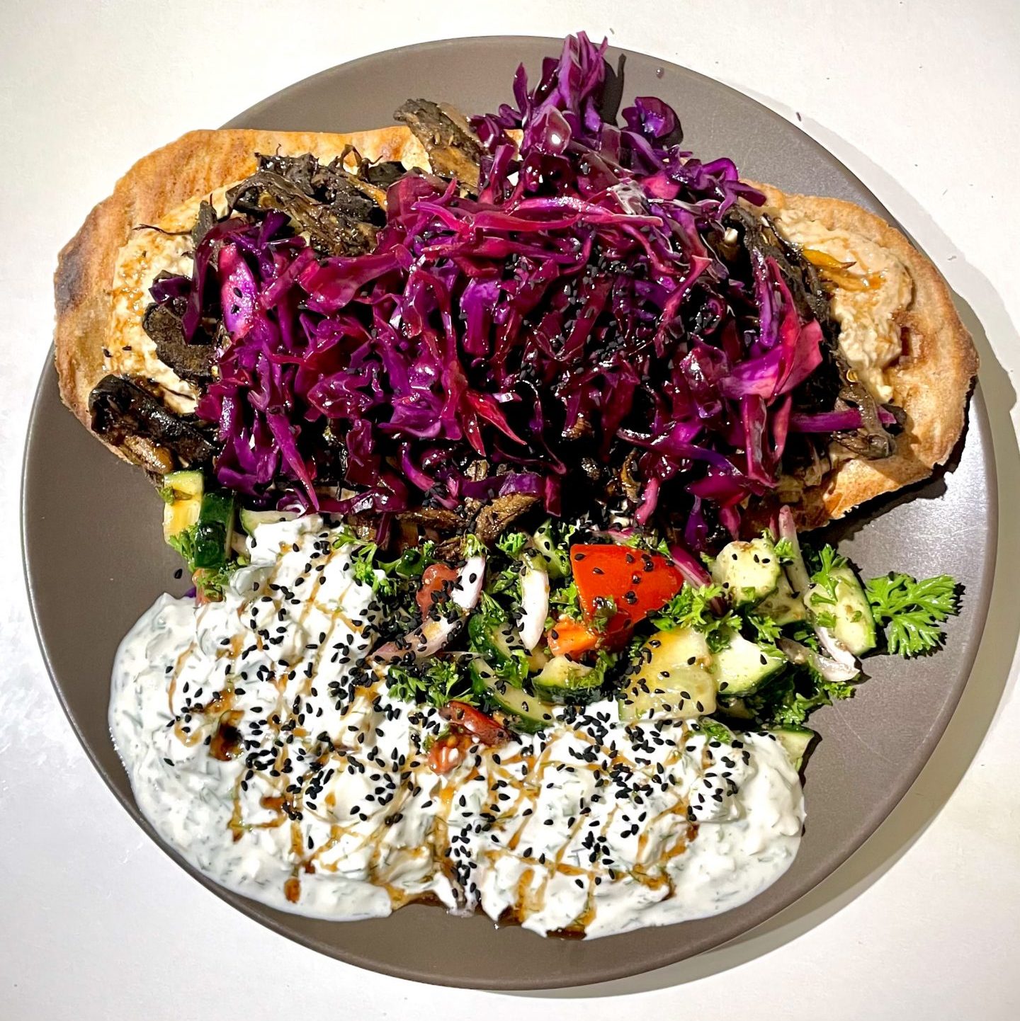 Porling–Schawarma im Einkorndöner mit Hummus & Zaziki