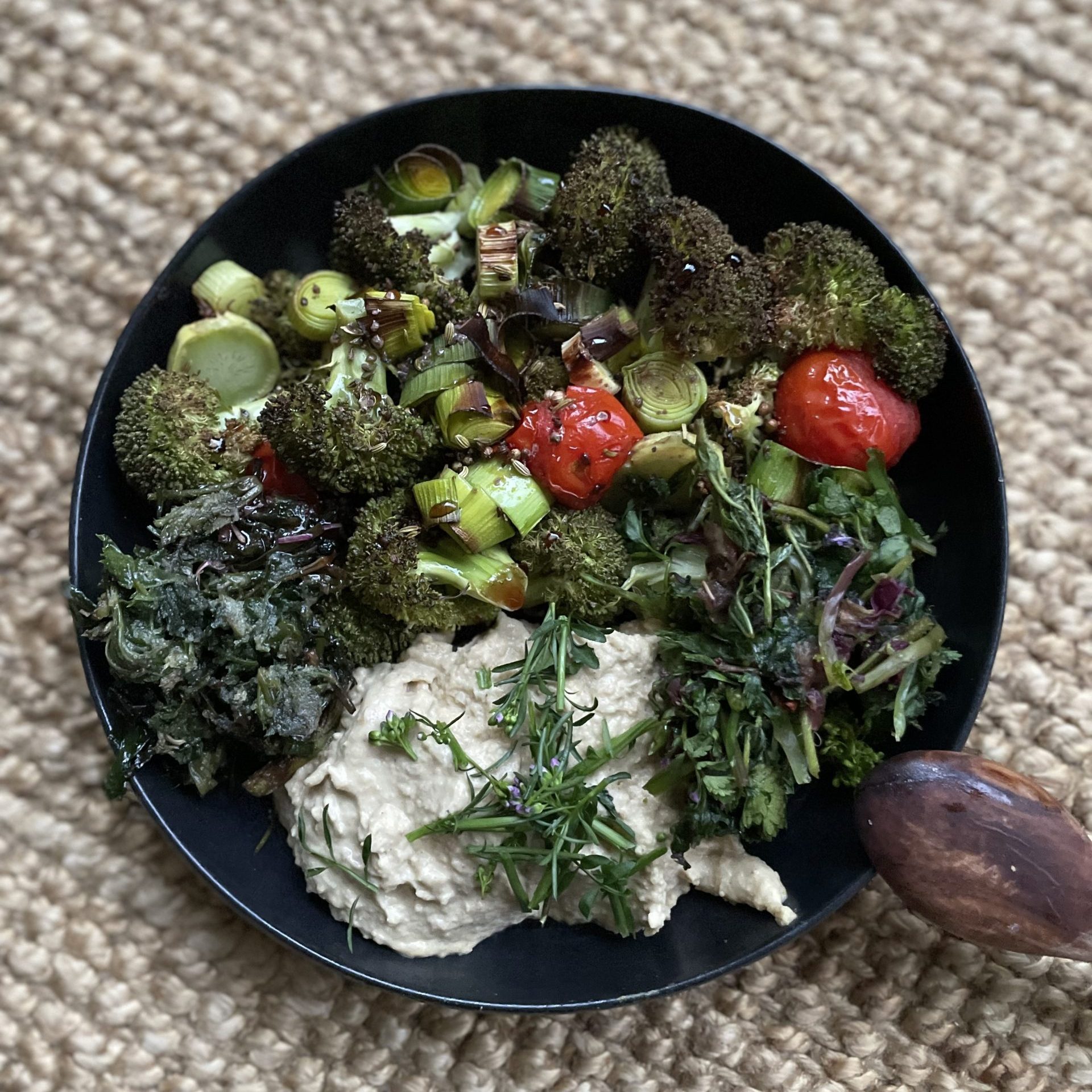 Brokkoli-Porree-Pfanne mit Lupinenhummus und Wildkräuterpesto