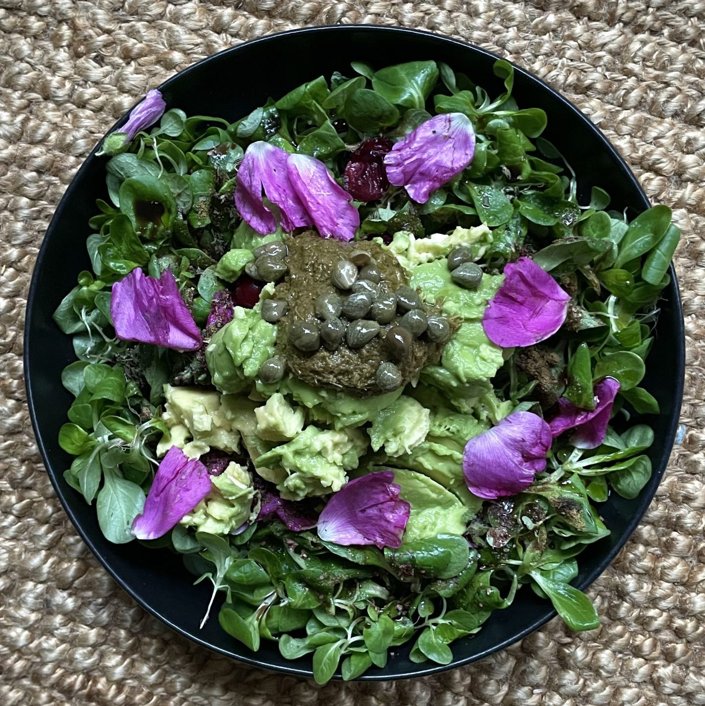 Feldsalat mit Avocado, Kapern und Rosenblüten